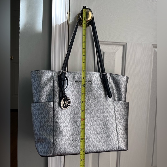 🖤Michael Kors Silver Tote Bag🖤 - Picture 8 of 16